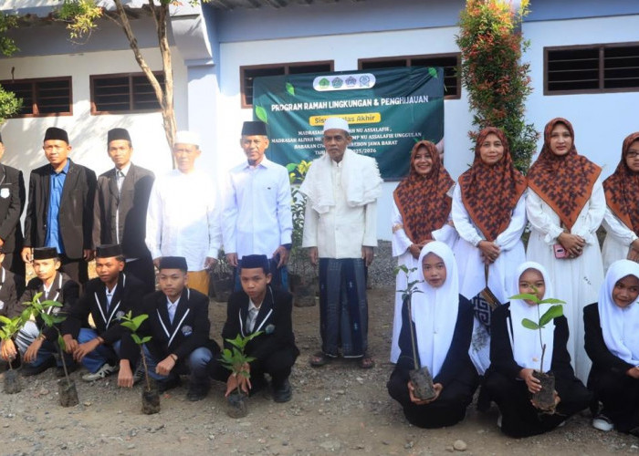 Pesantren Babakan Ciwaringin Tanamkan Cinta Lingkungan, Wisudawan Wajib Bawa Bibit Pohon