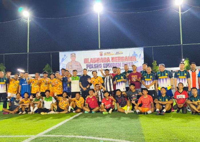Bobotoh dan The Jakmania Kompak Main Mini Soccer di Cirebon, Kapolres Sampaikan Pesan Persaudaraan