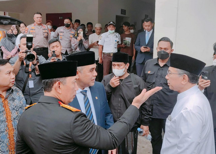 Kapolri, Ketua MPR, Ketua PBNU Lepas Jenazah KH Adib Rofiuddin Izza