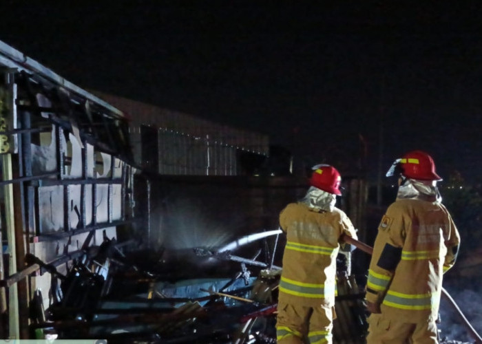 Warung Makan di Pabedilan Cirebon Terbakar Tengah Malam, Diduga Akibat Korsleting Listrik