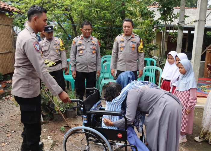 Peduli Terhadap Pendidikan, Kapolres Ciko Serahkan Bantuan Kursi Roda ke Siswa Difabel 