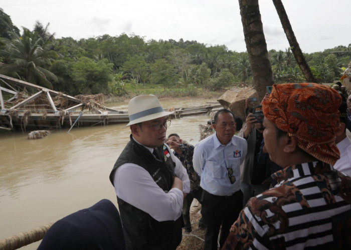 Ridwan Kamil Kunjungi Salurkan Bantuan Kemanusiaan Kepada Warga Terdampak Banjir di Lebak Banten