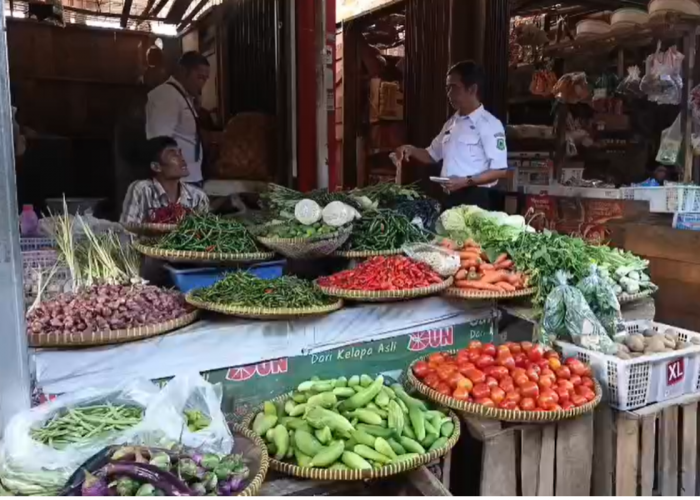 Bikin Emak-emak Pusing! Harga Ayam Naik Tajam, Cabai dan Sayur Ikut Meroket