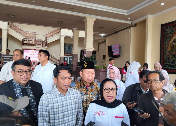 Senyum Lebar Tukang Becak Menerima Bantuan Presiden Becak Listrik Senilai Rp22 Juta