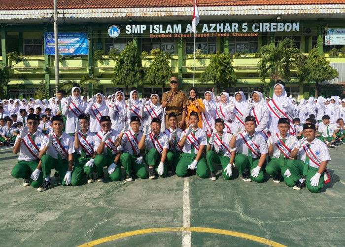 Pj Walikota Menjadi Pembina Upacara di SMP Islam Al Azhar 5 Cirebon 