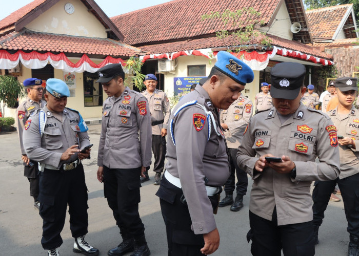 Tegakkan Disiplin, Propam Polres Cirebon Kota Cek Semua HP Anggota Polisi
