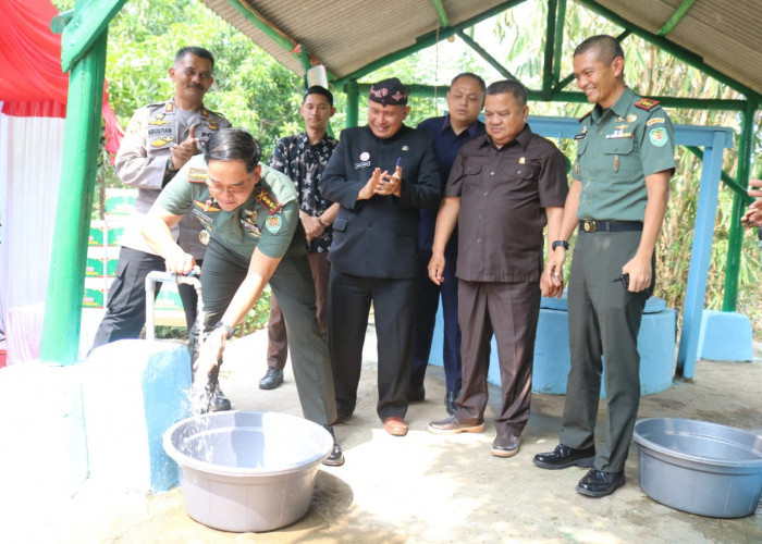 TNI AD Bangun Fasilitas Air Bersih di Desa Tempel Wetan Indramayu 