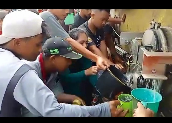 Truk BBM Pertamina Terguling di Gronggong Cirebon, Warga Berebut Pertamax