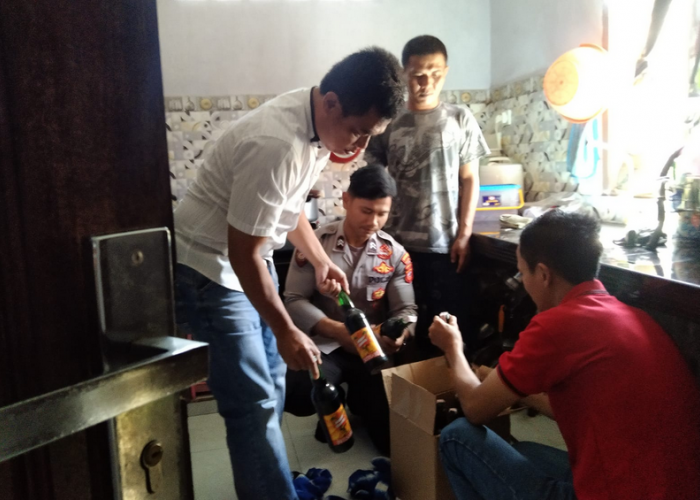 Penjual Miras di Cikijing Majalengka Kena Razia, Polisi Amankan Puluhan Botol Intisari 