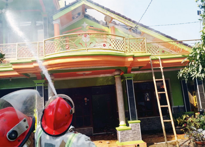 Masak Air Pakai Kayu Bakar Kebakaran, Rumah 2 Lantai di Dukupuntang Dilalap Si Jago Merah