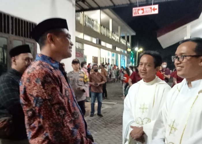 Misa Natal di Gereja Katolik Bunda Maria Cirebon Berjalan Kondusif