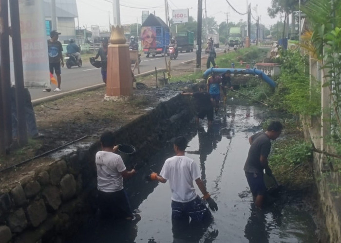 Warga Jatibarang Baru Gotong Royong Normalisasi SPAL 700 Meter Demi Cegah Genangan