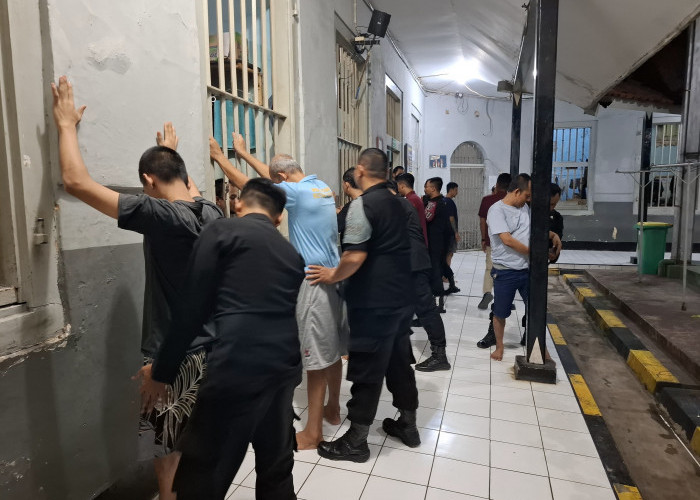 Petugas Razia Kamar Hunian
