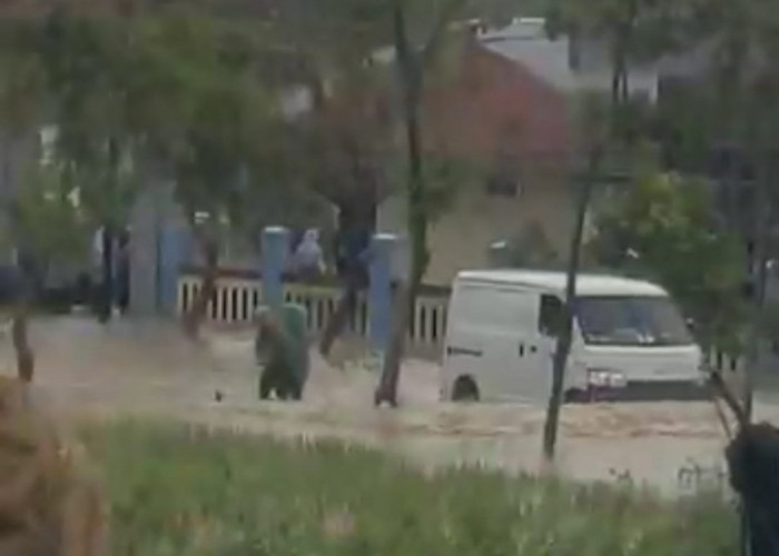 Banjir di Cibening Kuningan, Luapan Air Sungai Cariang, Diduga Hal Ini yang Jadi Penyebab