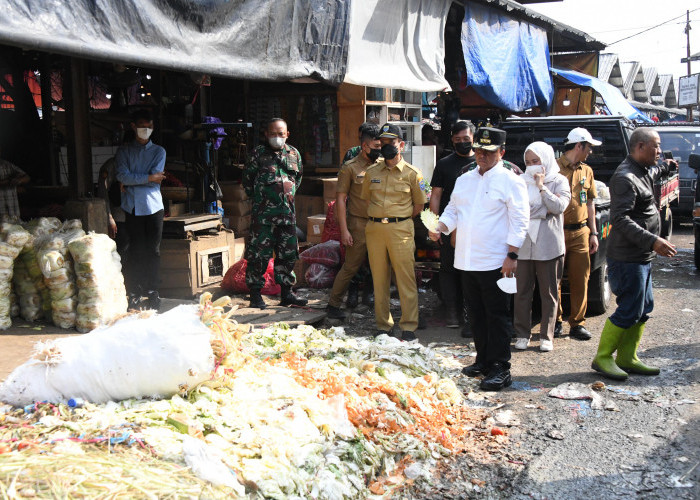 Sekda Jabar Koordinasikan Penanganan Sampah Pasar Caringin