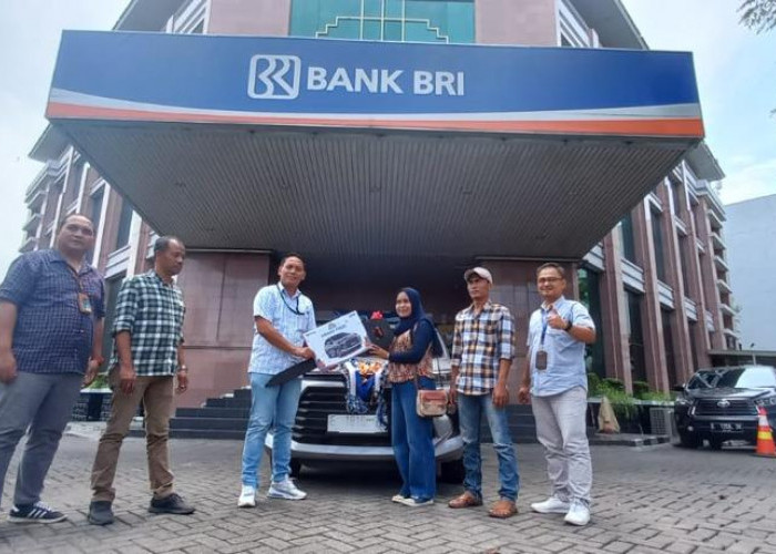 BRI Cabang Cirebon Kartini Serahkan Hadiah Mobil Avanza Kepada Pemenang Undian PHS