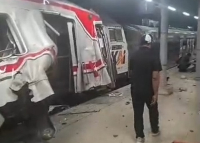 Breaking News: Tabrakan KRL dan KA Jarak Jauh di Bekasi Timur, Evakuasi Masih Berlangsung