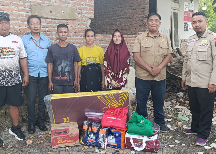 Bupati Lucky Hakim Salurkan Bantuan untuk Korban Rumah Roboh di Sukadana Tukdana