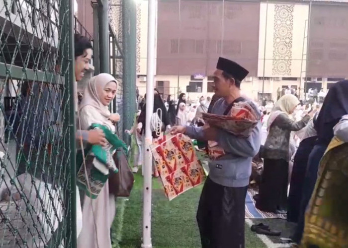 Pedagang Plastik Bekas Raup Rezeki saat Shalat Id di Tuparev Cirebon