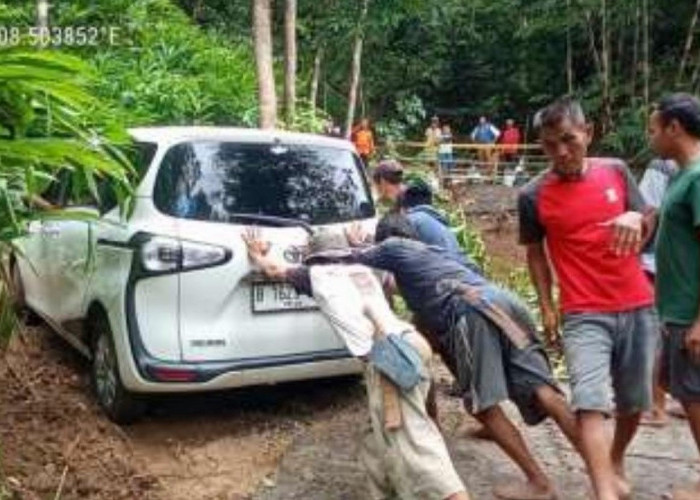 Mobil Warga Jakarta Terjebak Longsor di Kuningan, 132 KK Terisolir