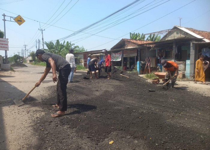 Sering Sebabkan Kecelakaan, Jalan Mundu–Pamengkang Akhirnya Diperbaiki Warga Secara Swadaya