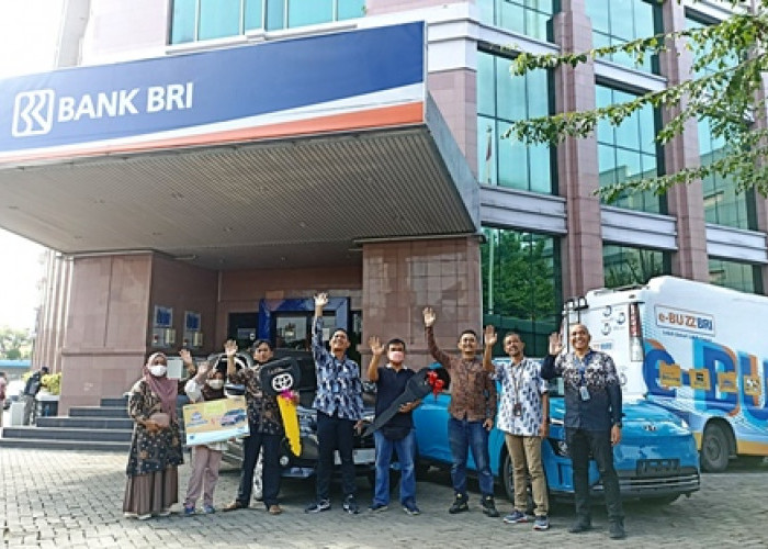 BRI Cirebon Kartini Serahkan 2 Unit Mobil Undian