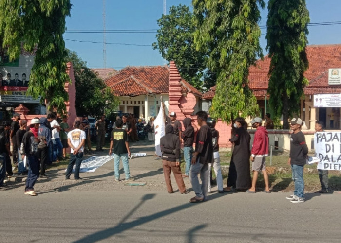 Jalan Mertapada–Munjul Cirebon Bertahun-tahun Rusak, Warga Grudug Kantor Camat Asjap