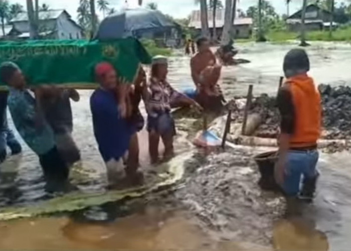 Viral Warga Kubur Jenazah Dalam Kondisi Banjir, Begini Hukum Dalam Islam