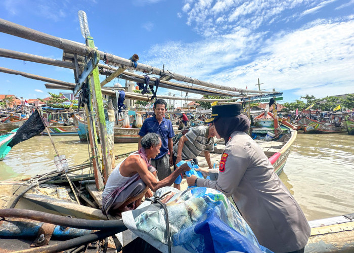 Polri Peduli, Kapolresta Cirebon Salurkan Bantuan untuk Nelayan di Pesisir Gebang