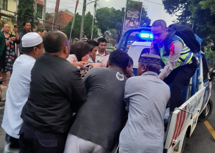 Kecelakaan di Karamatmulya Kuningan, Avanza Tabrakan dengan Bus, Ayah dan Anak Tewas