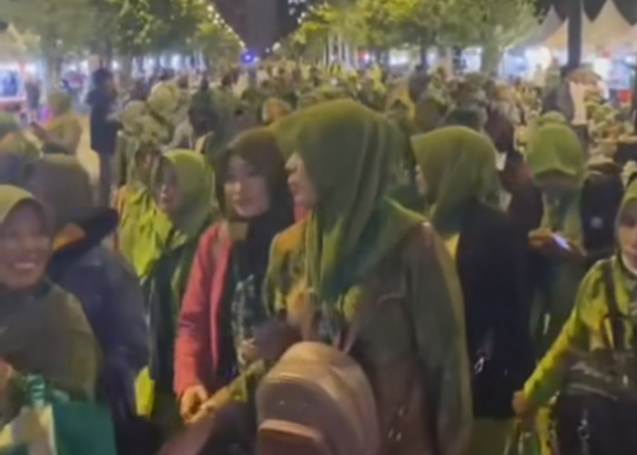 Harlah Ke-78 Muslimat NU, Pagi-pagi Presiden Jokowi Disambut Ratusan Ribu Emak-emak Berkostum Serba Hijau 