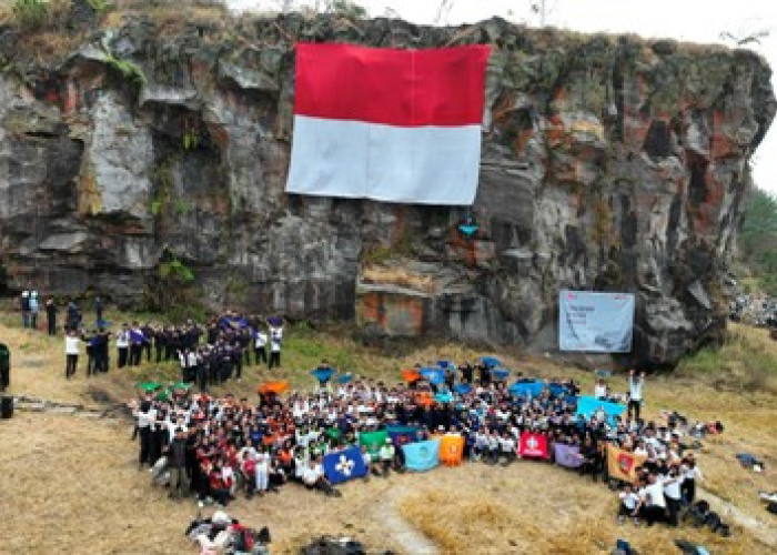 Bendera Merah Putih Raksasa Berkibar di Tebing Taman Cisantana, Tandai 10 Tahun Tradisi KPTMP-SISPALA