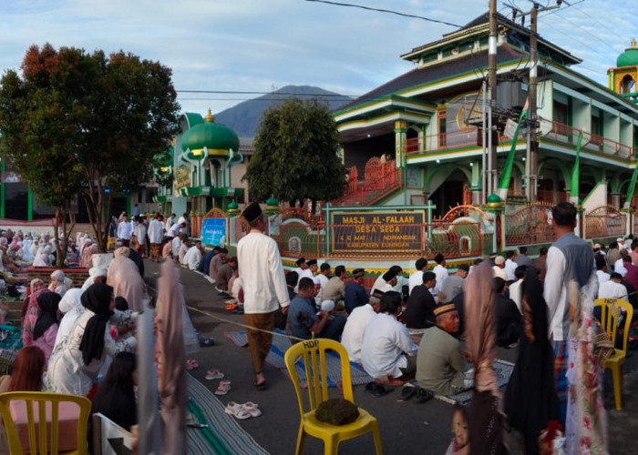 Salat Idul Fitri di Desa Seda Kuningan, Khatib Serukan Persatuan di Dalam Iman