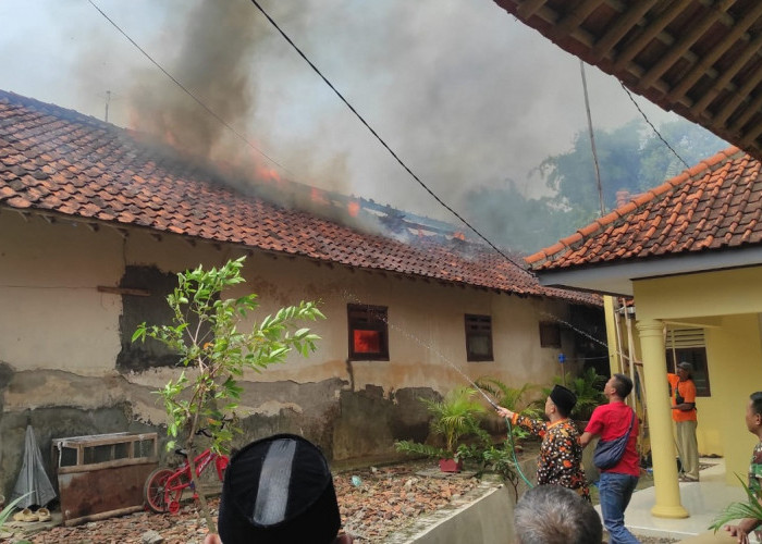 3 Unit Mobil Pemadam Dikerahkan, Rumah Warga Sedong Kidul Cirebon Kebakaran