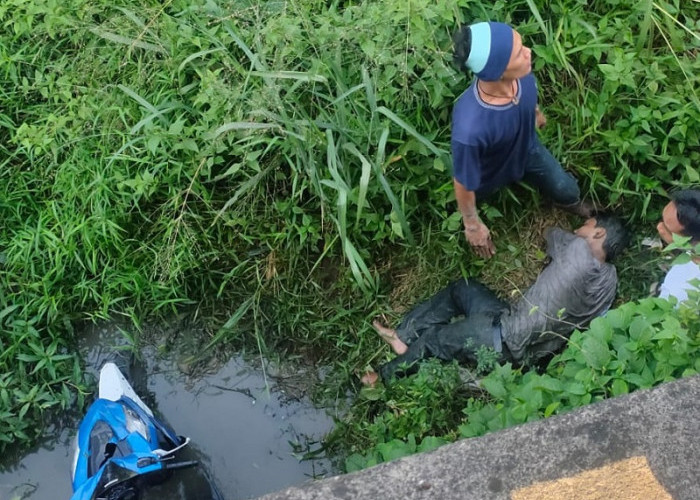 Kecelakaan di Plumbon Cirebon, Pengendara Motor Terjun ke parit