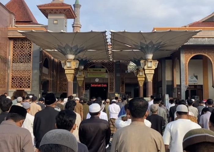 Suasana Salat Idul Adha di Masjid At Taqwa Cirebon, Khatib Ungkap Konteks Kurban Kekinian