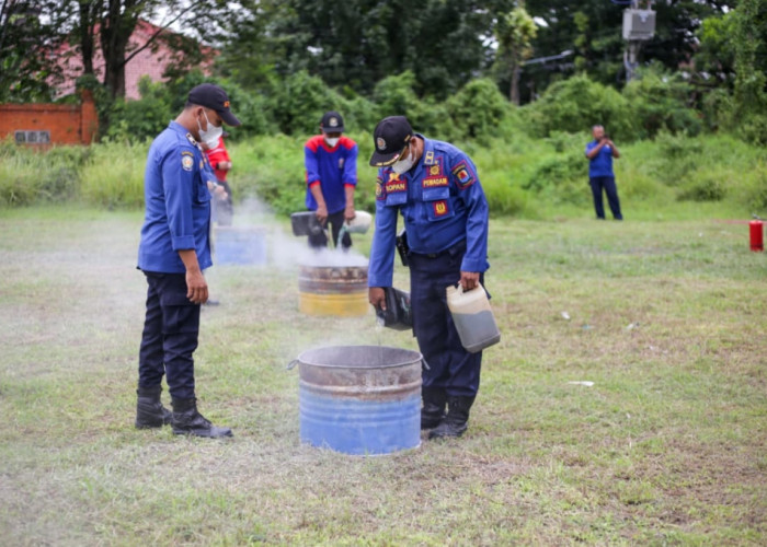 Risiko Tinggi! Disdamkarmat Kabupaten Cirebon dan Pertamina Latih Pegawai Tangani Kebakaran Industri