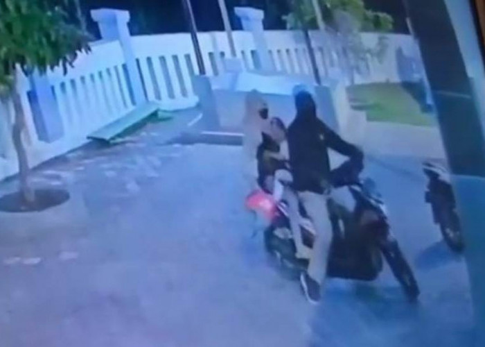 Suami Istri Bawa Balita Curi Helm di Kesambi Kota Cirebon, Aksinya Terekam CCTV 