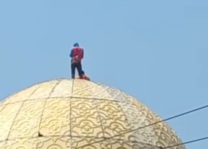 Viral, Pria Joget di Kubah Masjid Ujunggebang Cirebon, Penjelasan Warga: Tukang Sedang Kerja