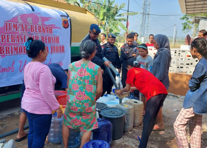 Warga Talun Alami Krisis Air Bersih, Batalyon C Brimob Polda Jabar Cirebon Kirim Bantuan
