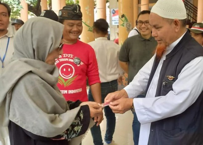 Relawan Anies Baswedan di Cirebon Deklarasi Dukungan Calon Presiden, Bagi-bagi Emas