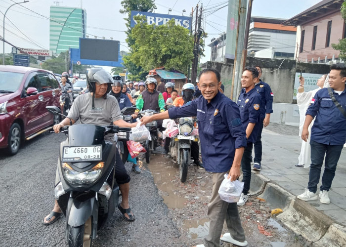 Aksi Berbagi Ramadan, Prabu Ciayumajakuning Bagikan Ratusan Paket Takjil