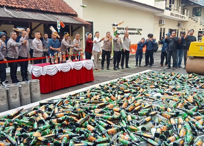 Tak Main-main! Polres Cirebon Kota Musnahkan 3.391 Botol Miras di Akhir Tahun