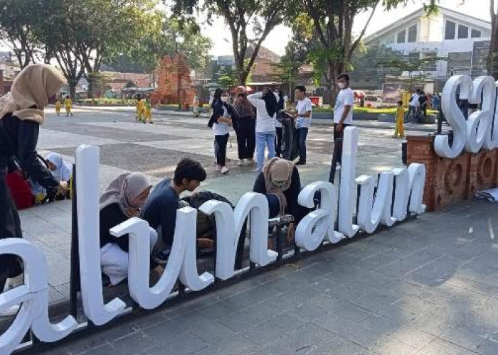 Mahasiswa UCIC Ngobeng Hari Jadi Kota Cirebon, Bebeja di Alun-alun Sangkala Buana 