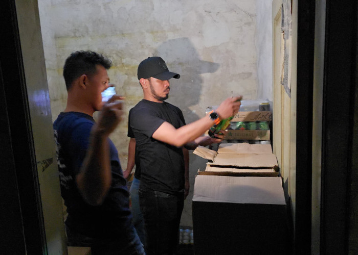 Polisi Sita 442 Botol Miras di Warung Panjunan Cirebon, Merek Ini yang Paling Banyak