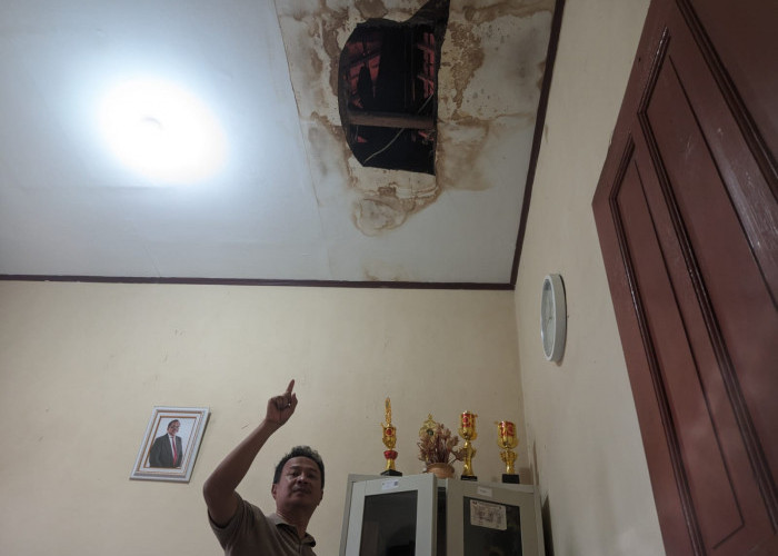 BRUKK! Pegawai Kecamatan Gebang Harus Mendapatkan Perawatan Medis Usai Tertimpa Atap Plafon 