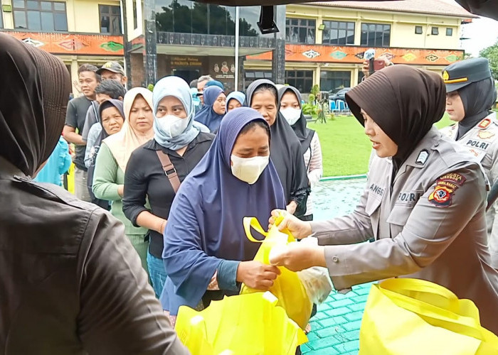 Emak-Emak Serbu Bazar Murah Polresta Cirebon, Paket Sembako Langsung Ludes