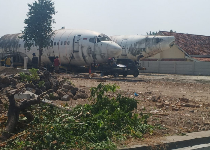 Ada Pesawat 'Terdampar' di Jalan Wahidin Kota Cirebon, Lihat!