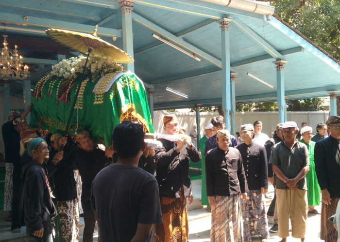 Ratu Raja Ilmiah Rosetina Wafat, Putri Sultan Kanoman Dimakamkan dengan Prosesi Adat Cirebon