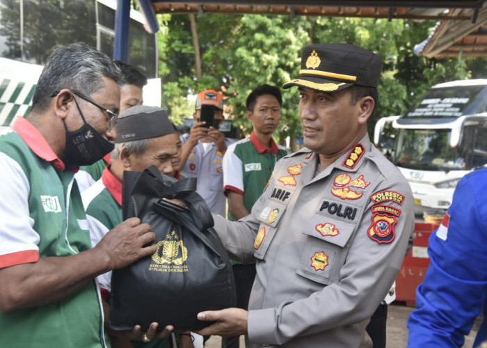 Kapolresta Cirebon Bersama Mahasiswa Keliling Pangkalan Ojek dan Angkot Bagikan Bansos
